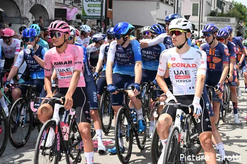 Ayuso lernte auf die harte Tour, wie Stürze die GC-Ambitionen beim Giro ruinieren können