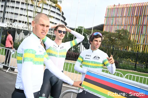 Luke Plapp, Jay Vine und Michael Matthews warten auf ihre Landsleute