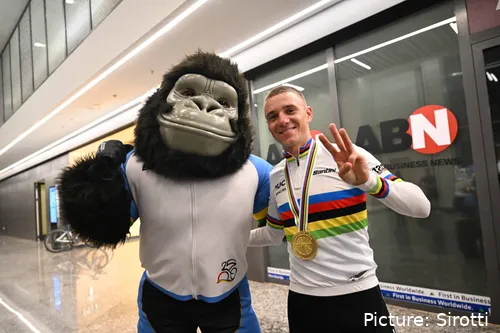 Evenepoel hat bereits einen Sieg im Regenbogentrikot in Kigali erzielt