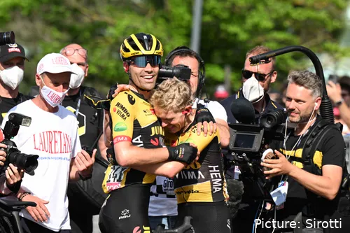 Tom Dumoulin jubelt über Koen Bouwmans Etappensieg beim Giro d'Italia 2022 – der letzte Triumph seiner Laufbahn