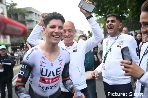 João Almeida feiert mit dem UAE-Betreuerteam den Sieg bei der Tour de Romandie 2025