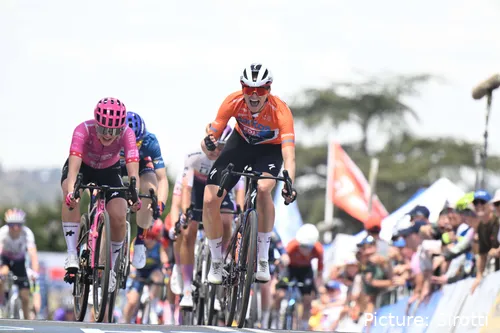 Ally Wollaston feiert den Sieg auf Etappe 2 der Tour Down Under 2026