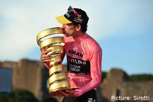 Simon Yates mit der Giro d’Italia-Trophäe 2025