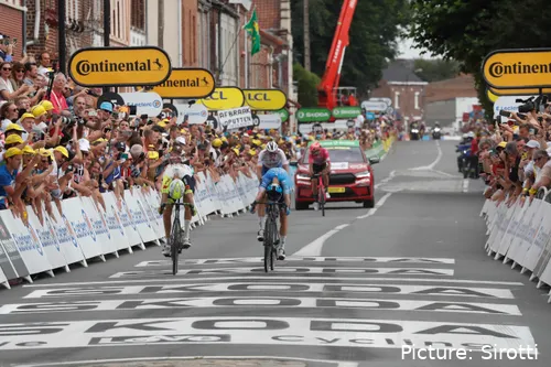 Simon Clarke spurtet vor Taco van der Hoorn zum Sieg auf Etappe 5 der Tour de France 2022
