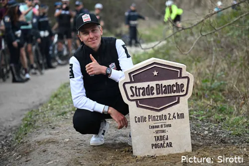 Tadej Pogacar posiert vor seinem Straßenrand-Denkmal vor der Strade Bianche 2026