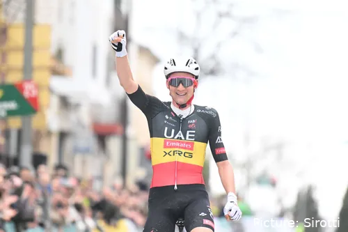 Tim Wellens überquert mit erhobenem Arm die Ziellinie bei der Clásica Jaén 2026