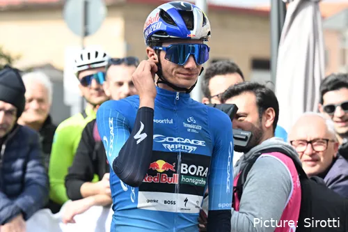 Giulio Pellizzari am Start der 5. Etappe der Tirreno–Adriatico 2026