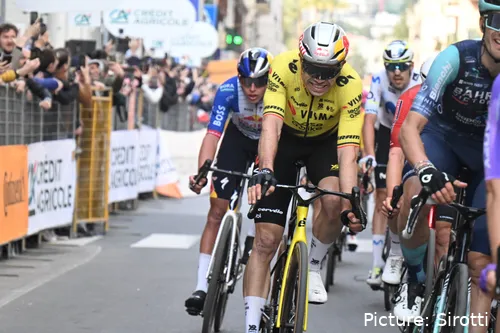 Wout van Aert überquert die Ziellinie bei Mailand–Sanremo 2026