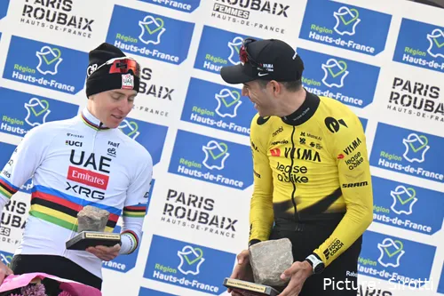 Tadej Pogacar und Wout Van Aert bei Paris-Roubaix 2026