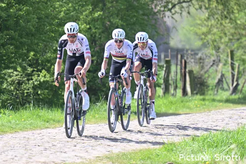 Tadej Pogacar bei der Besichtigung des Pflasters vor Paris-Roubaix 2026