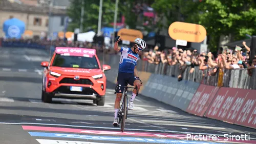 Julian Alaphilippe heeft een spannende solorit 12 van de Giro d'Italia gewonnen. @Sirotti