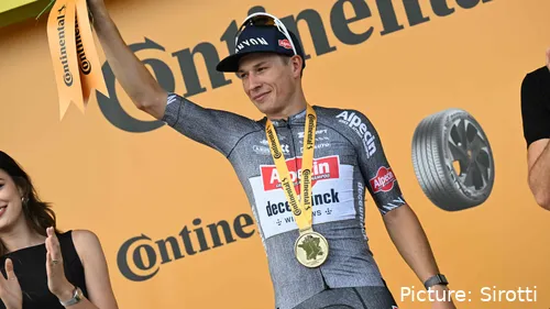 Jasper Philipsen op het podium na het winnen van de 16e etappe in de Tour de France 2024.