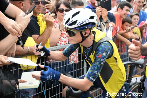 Jonas Vingegaard geeft handtekeningen