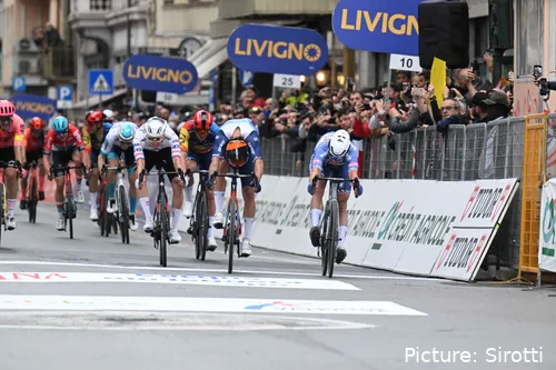 Pogacar werd derde in Milano-Sanremo, maar stond samen met 'buren' Michael Matthews en Jasper Philipsen op het podium. @Sirotti