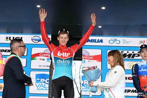 Jenno Berckmoes juichend op het podium