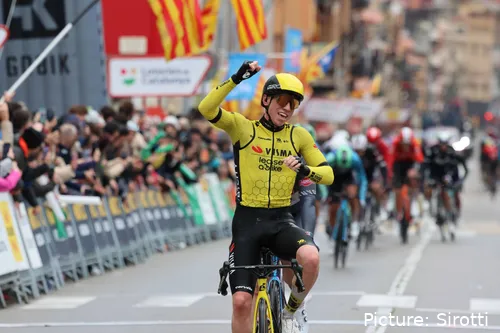 Matthew Brennan's ritzege op de openingsdag van de Volta a Catalunya 2025 kwam voor velen als een verrassing. @Sirotti