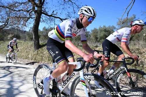 Kan Pogacar dit weekend een hattrick maken?