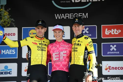 De gezichten van Visma-renners op het podium van Dwars door Vlaanderen waren zichtbaar zuur