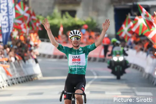 João Almeida heft zijn armen tijdens etappe 4 van de Ronde van het Baskenland