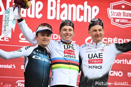 Pidcock werd 2e achter Tadej Pogacar in Strade Bianche 2025