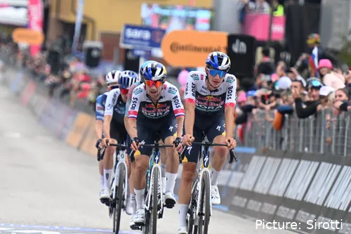 Primoz Roglic en Red Bull - BORA - hansgrohe in de Giro d'Italia 2025