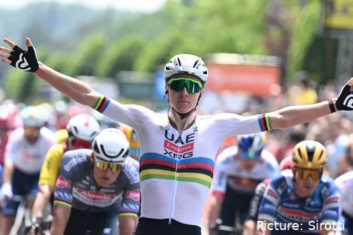 Pogacar pakte de overwinning in etappe 1