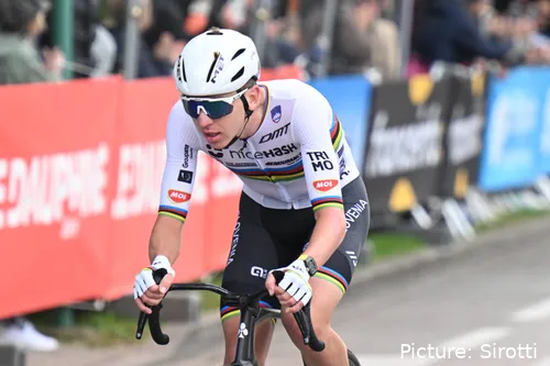 Tadej Pogacar boekt opnieuw een overwinning in de Tre Valli Varesine 2025