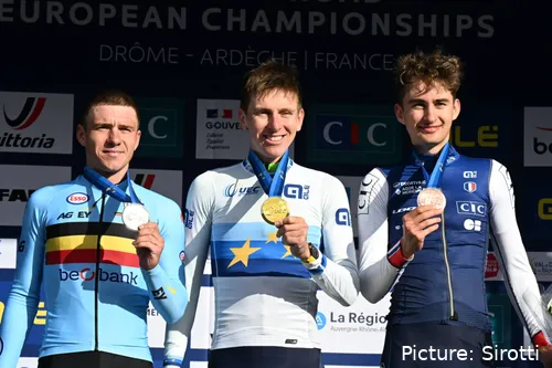Paul Seixas op podium in Ardeche, naast Remco Evenepoel en Tadej Pogacar
