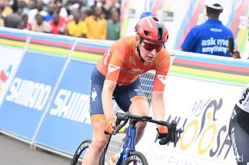 Demi Vollering viel aan met 38 kilometer te gaan op de Europese Kampioenschappen 2025