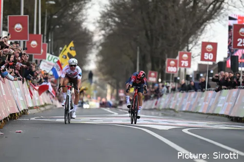 Michal Kwiatkowski boekte in 2022 een dramatische zege in de Amstel Gold Race, na een fotofinish tegen Benoît Cosnefroy. @Sirotti