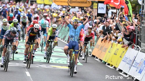 Mark Cavendish juicht na zijn sprookjesafsluiting met een Touretappezege in 2024