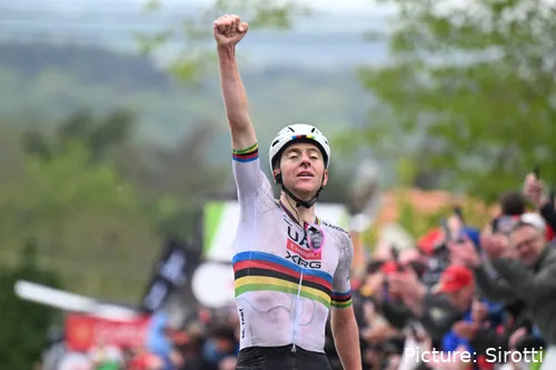 Tadej Pogacar wint een race