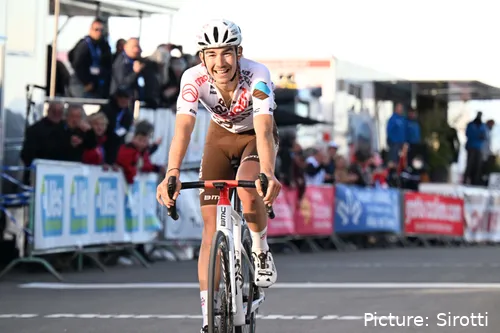 Clément Champoussin in de trui van AG2R La Mondiale