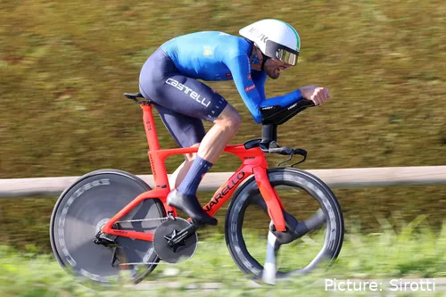 Filippo Ganna in actie op zijn tijdritfiets