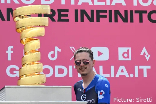 David Gaudu op het startpodium van de Giro d'Italia