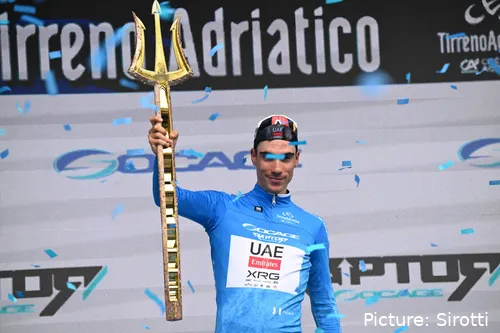Juan Ayuso op het podium van Tirreno-Adriatico