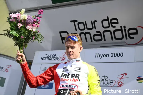 Louis Barre op het podium van de Tour de Romandie