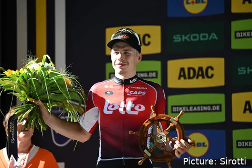 Arnaud De Lie op het podium met de bloemen