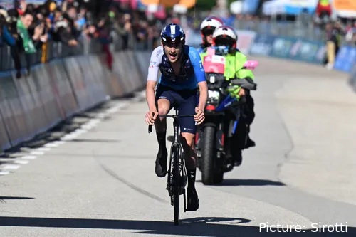 Derek gee komt over de finish