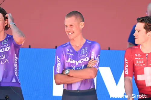 Luke Plapp op het podium naast Mauro Schmid (rechts)