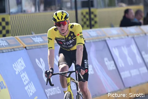 Matteo Jorgenson komt over de finish