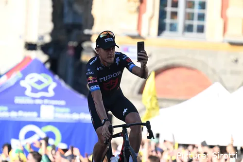 Matteo Trentin balt de vuist