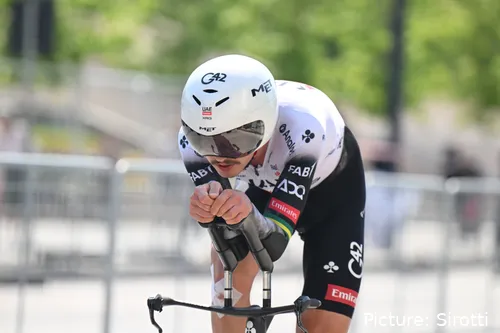 Ja Vine op zijn tijdritfiets