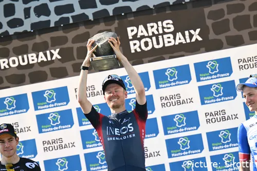 Dylan van Baarle viert zijn zege in Parijs-Roubaix