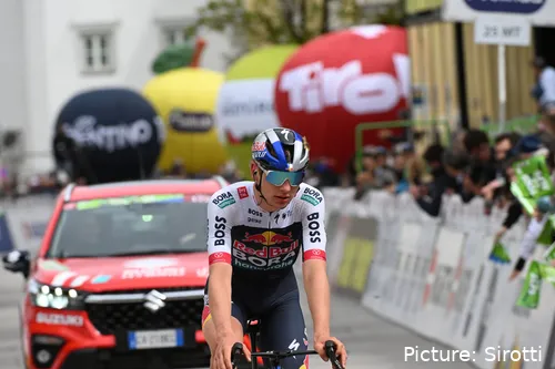 Emil Herzog komt over de finish