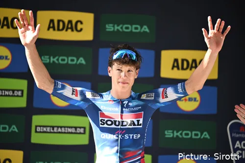 Paul Magnier juichend op het podium