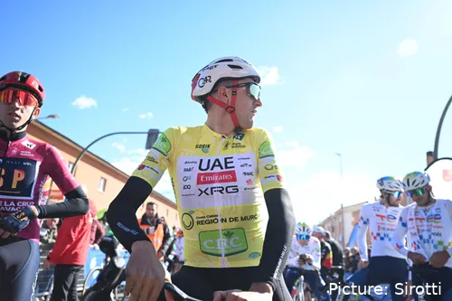 Marc Soler in de leiderstrui tijdens de Vuelta Murcia 2026