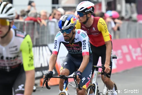 Daniel Martínez rijdt over de finish