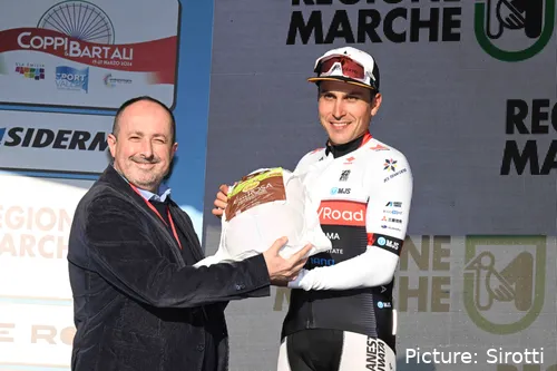 Matteo Malucelli ontvangt een prijs op het podium