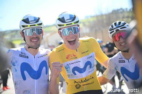 Iván Romeo viert met zijn ploegmaats na winst in de Vuelta a Andalucía 2026.